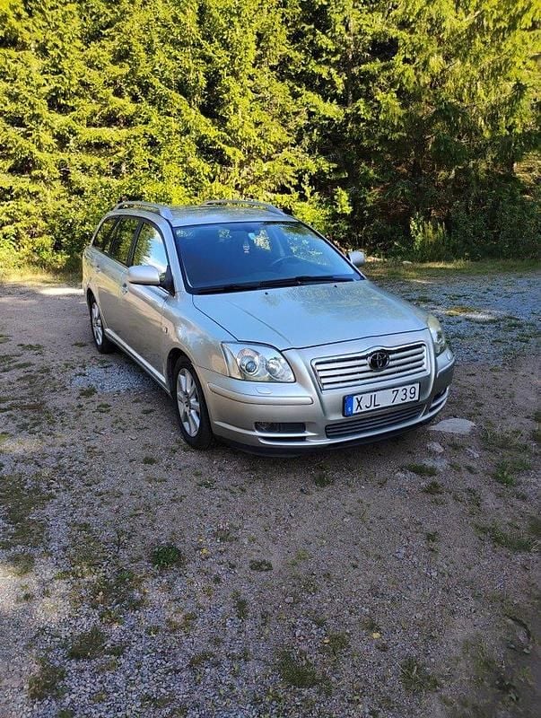 Silver Begagnad 2005 Toyota Avensis Kombi | 32 000 kr (Lite dyr) - Bild 1/4