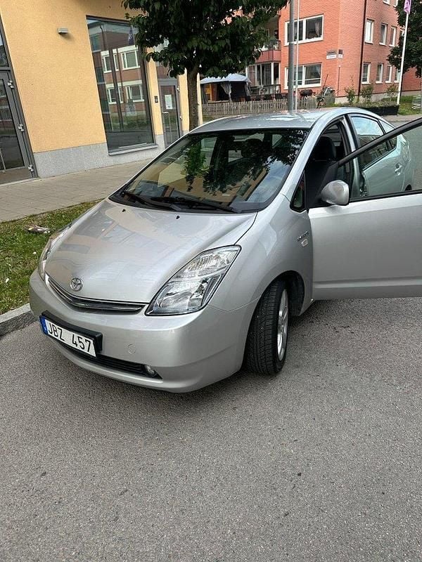 Silver Begagnad 2009 Toyota Prius Halvkombi | 90 000 kr (Bra pris) - Bild 1/4