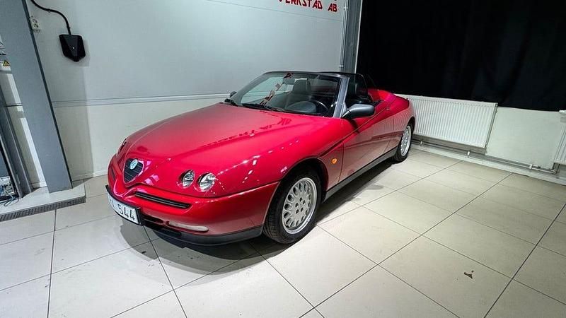 Begagnad Alfa Romeo Spider Lusso 150 HK (110 kW) 1997 Röd Cab