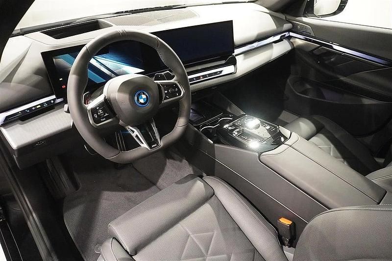 Begagnad BMW 550e Shadowline 313 HK (230 kW) 2025 Svart Sedan
