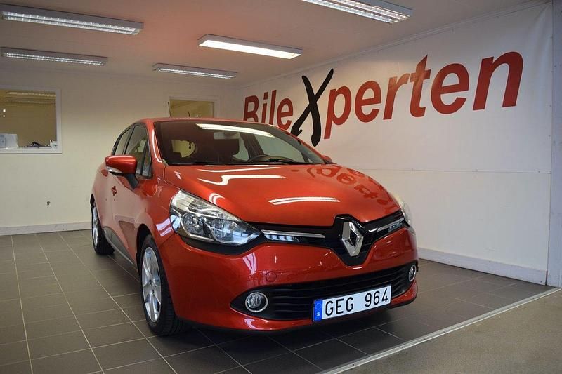 Röd Begagnad 2014 Renault Clio IV Halvkombi | 89 900 kr (Marknadspris) - Bild 1/4
