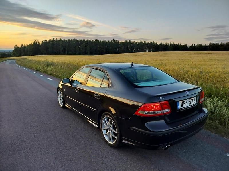 Espresso black, ovanlig fin färg som skiftar i svart/brunt metallic. Begagnad 2005 Saab 9-3 | 79 000 kr (Dyr) - Bild 1/4