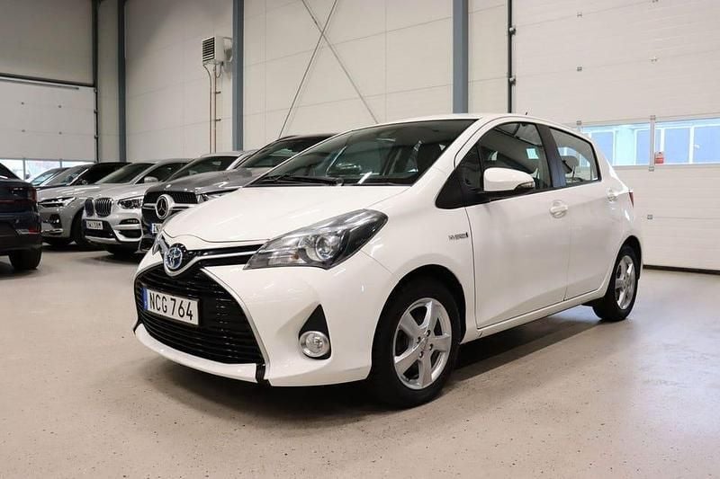 Vit Begagnad 2016 Toyota Yaris Hybrid Active Halvkombi | 141 800 kr (Marknadspris) - Bild 1/4