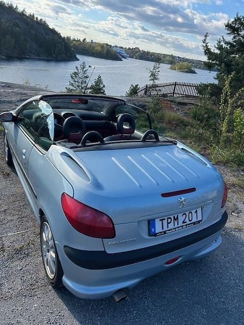 Grå Begagnad 2003 Peugeot 206 CC Cab | 29 000 kr (Marknadspris) - Bild 1/4