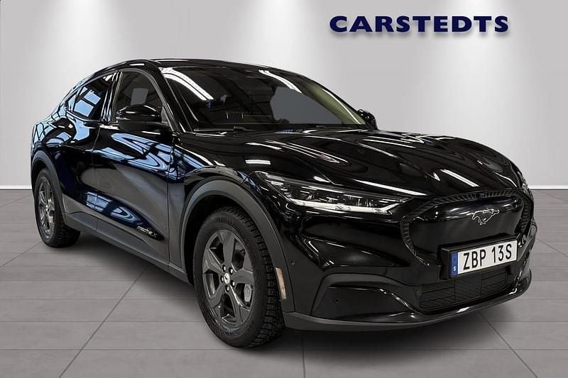 Svart Begagnad 2022 Ford Mustang Mach-E SUV | 379 900 kr (Lite dyr) - Bild 1/4