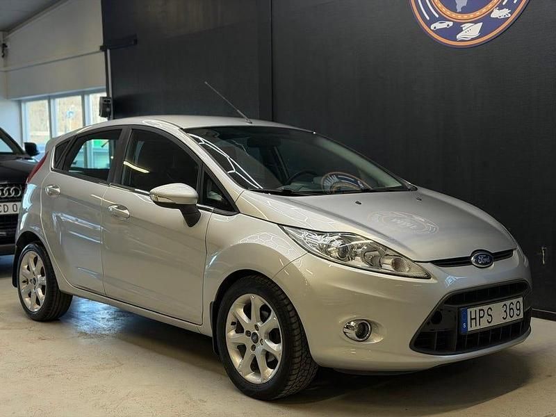 Begagnad Ford Fiesta Titanium 82 HK (60 kW) 2011 Grå Halvkombi