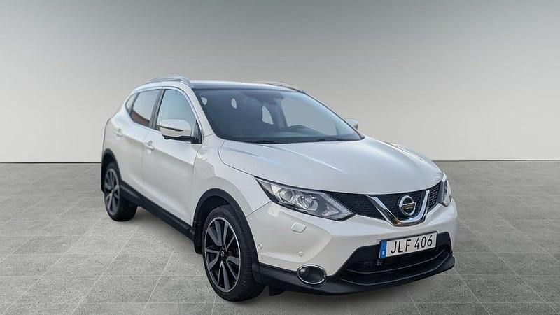Vit Begagnad 2015 Nissan Qashqai SUV | 149 900 kr - Bild 1/4