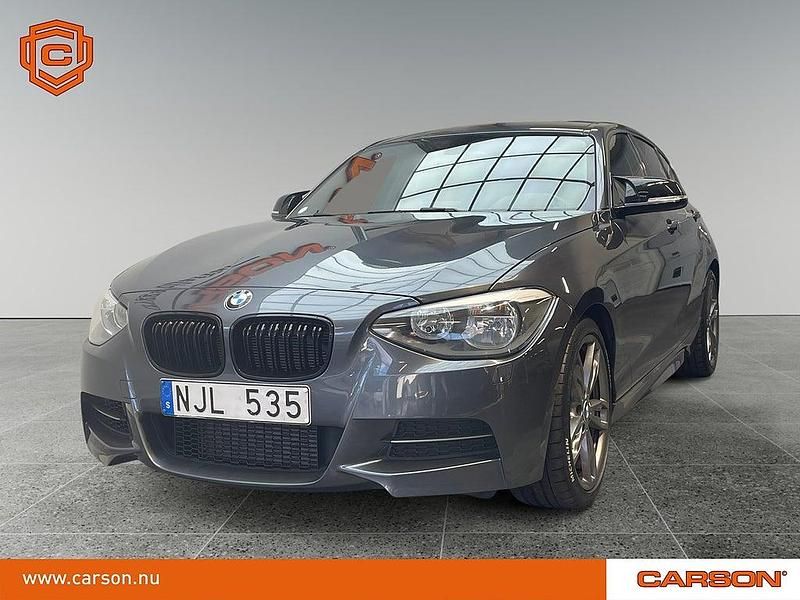 Grå Begagnad 2013 BMW M135 M Sport Halvkombi | 229 900 kr (Marknadspris) - Bild 1/3