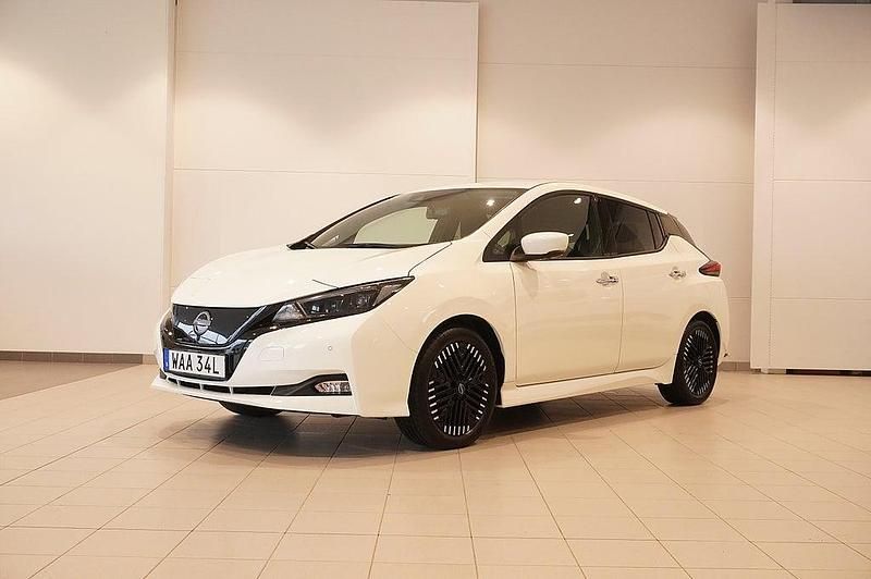 Vit Begagnad 2022 Nissan Leaf N-Connecta Halvkombi | 174 800 kr (Marknadspris) - Bild 1/4