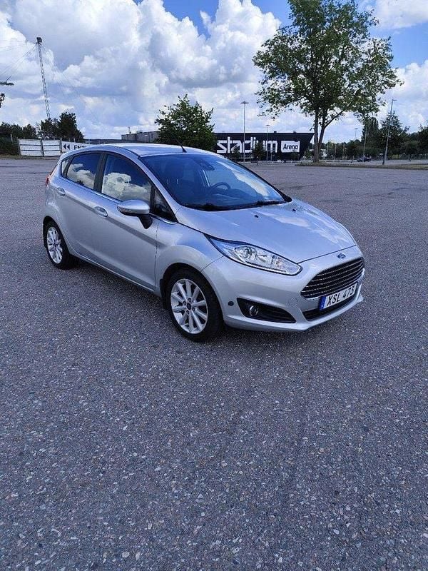Grå Begagnad 2015 Ford Fiesta Titanium Halvkombi | 90 000 kr (Marknadspris) - Bild 1/4