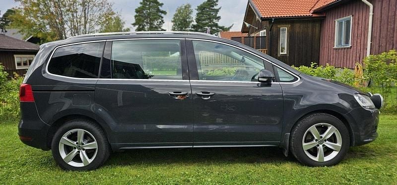 Grå Begagnad 2011 VW Sharan Minibuss | 58 000 kr (Lite dyr) - Bild 1/4