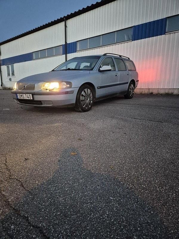 Blå Begagnad 2001 Volvo V70 Kombi | 18 500 kr (Marknadspris) - Bild 1/4