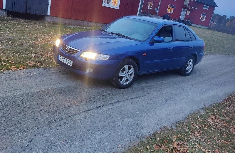 Blå Begagnad 2000 Mazda 626 Halvkombi | 14 000 kr - Bild 1/4