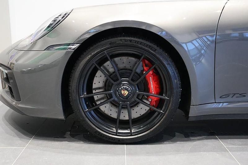 Begagnad Porsche 911 Carrera 4 GTS 480 HK (353 kW) 2023 Grå Sportkupé