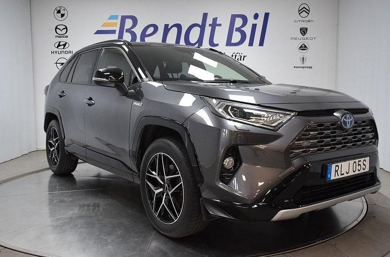 Gråmetallic Begagnad 2019 Toyota RAV4 Hybrid Style SUV | 309 500 kr (Marknadspris) - Bild 1/3
