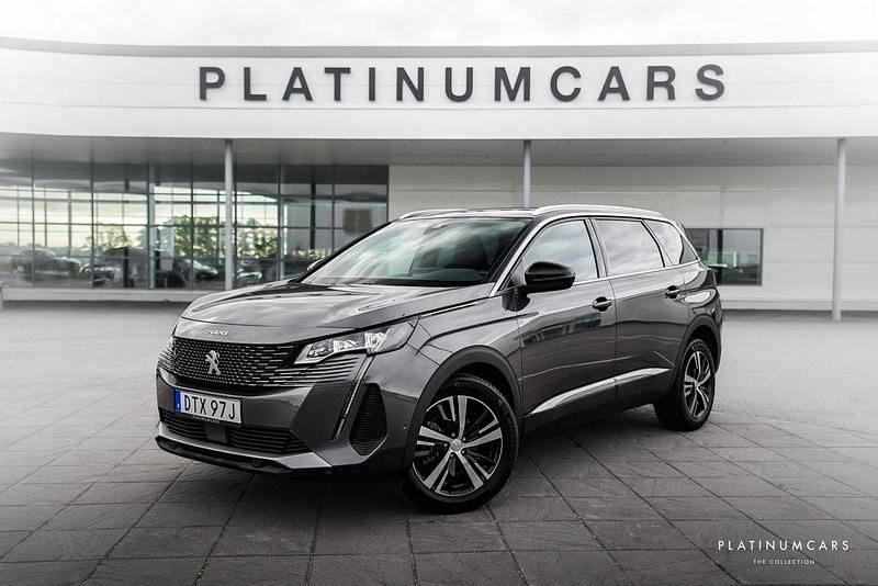 Grå Begagnad 2023 Peugeot 5008 GT-line Minibuss | 329 000 kr (Marknadspris) - Bild 1/4