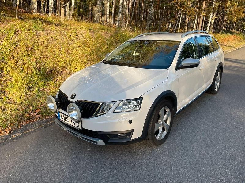 Vit Begagnad 2017 Skoda Octavia Scout Kombi | 179 000 kr (Marknadspris) - Bild 1/4