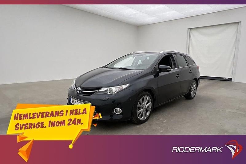 Mörkblå Begagnad 2014 Toyota Auris Hybrid Executive Kombi | 134 800 kr (Marknadspris) - Bild 1/3