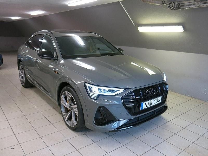 Grå Begagnad 2022 Audi e-tron Sportback Black Edition SUV | 549 000 kr (Marknadspris) - Bild 1/4