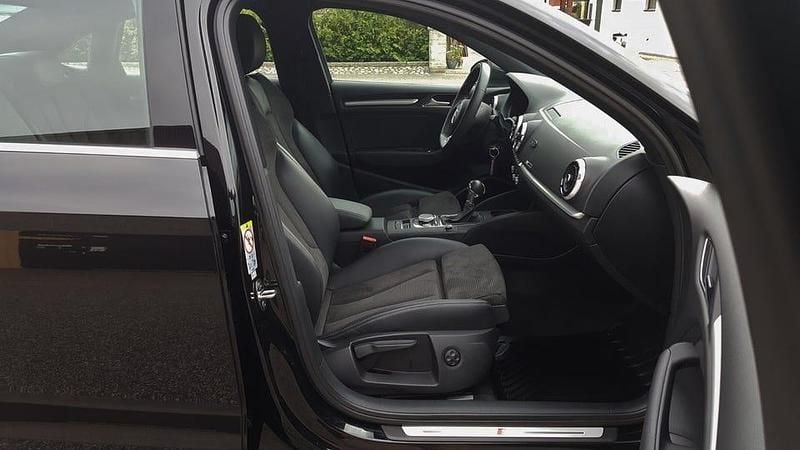 Begagnad Audi A3 S-Line 150 HK (110 kW) 2019 Svart Sedan