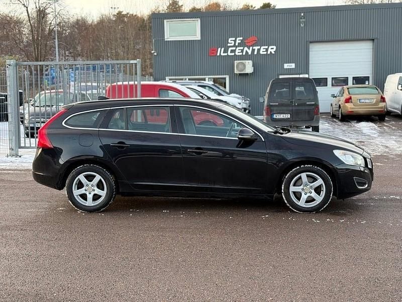 Svart Begagnad 2013 Volvo V60 Kombi | 72 900 kr (Marknadspris) - Bild 1/4