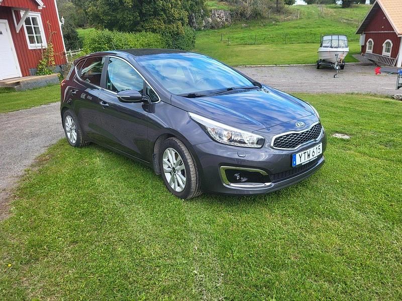 Grå Begagnad 2018 Kia Ceed Halvkombi | 133 000 kr (Superpris) - Bild 1/4