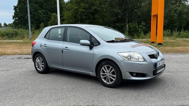 Grå Begagnad 2009 Toyota Auris Halvkombi | 32 800 kr - Bild 1/4