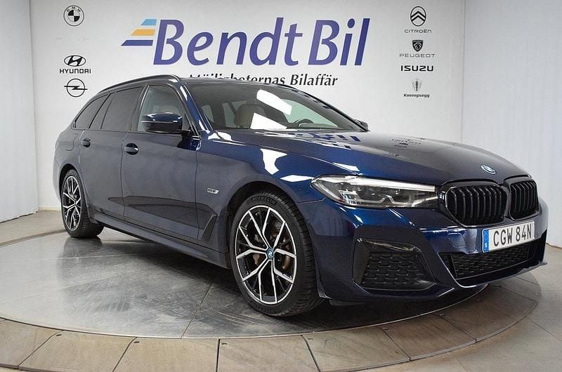 Blå Begagnad 2021 BMW 530e M Sport Kombi | 364 500 kr (Lite dyr) - Bild 1/4