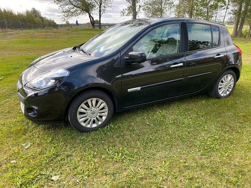 Svart Begagnad 2011 Renault Clio R.S. Halvkombi | 39 900 kr (Marknadspris) - Bild 1/4