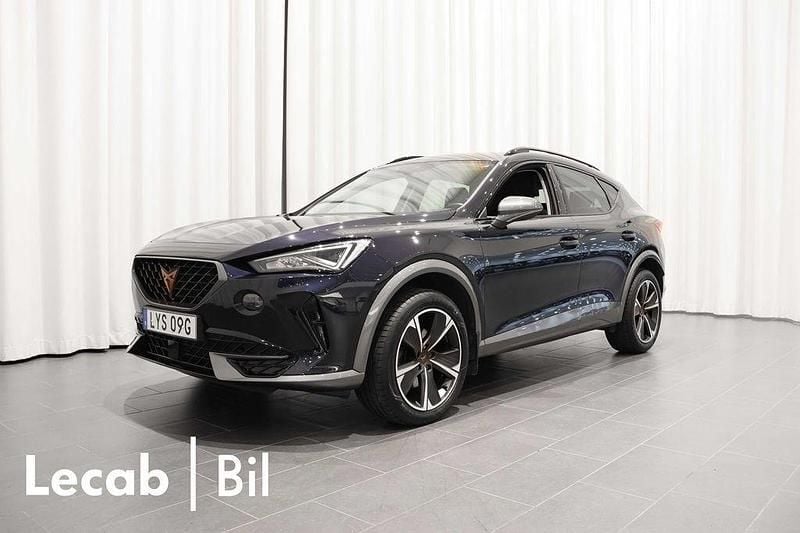 Mörkblå (asphalt blue metallic) Begagnad 2022 Cupra Formentor SUV | 249 500 kr (Marknadspris) - Bild 1/4