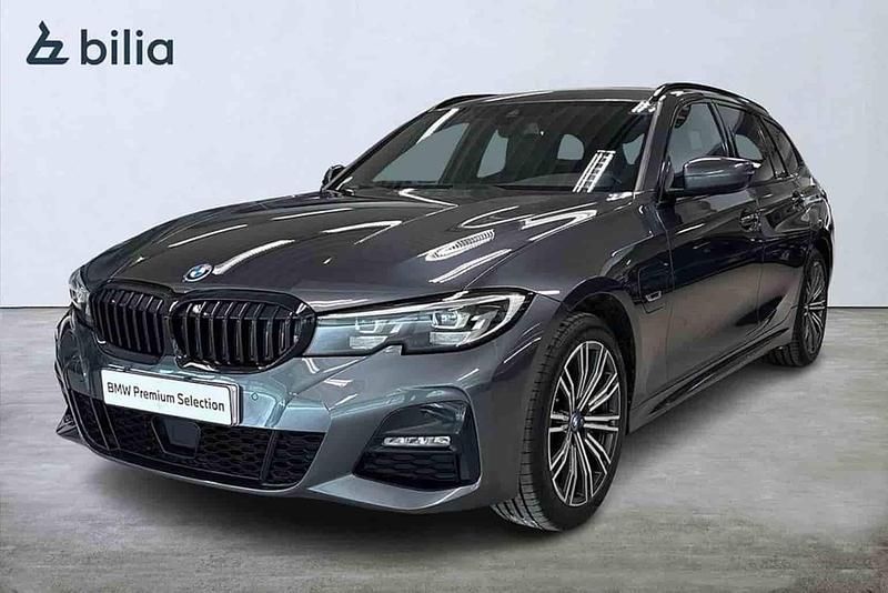 Grå (mineralgrå metallic) Begagnad 2021 BMW 330e M Sport Kombi | 339 900 kr (Lite dyr) - Bild 1/1