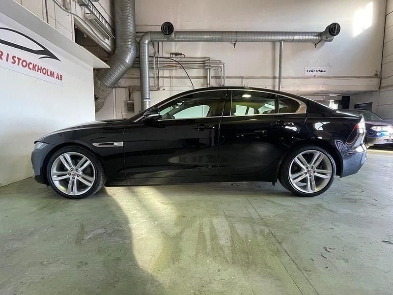 Begagnad Jaguar XE 251 HK (184 kW) 2020 Svart Sedan
