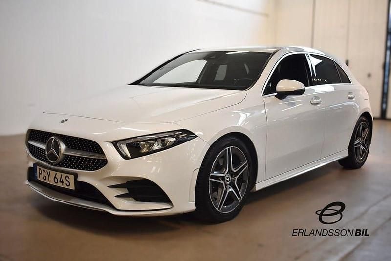 Vit Begagnad 2019 Mercedes A180 AMG Halvkombi | 214 900 kr (Marknadspris) - Bild 1/4