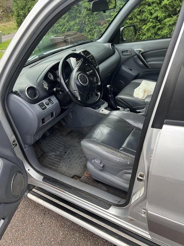 Silver Begagnad 2003 Toyota RAV4 SUV | 27 000 kr (Bra pris) - Bild 1/4