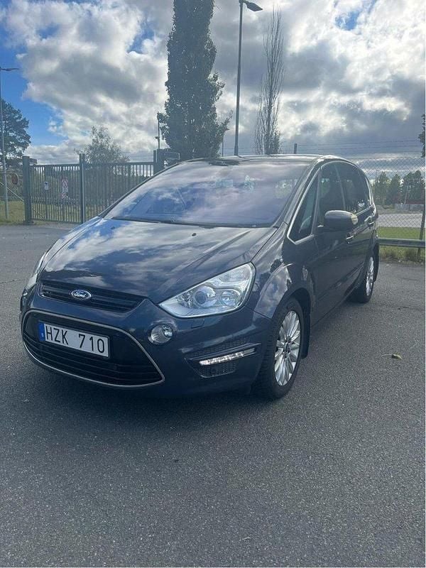 Grå Begagnad 2011 Ford S-MAX Business Edition Minibuss | 106 900 kr (Lite dyr) - Bild 1/4