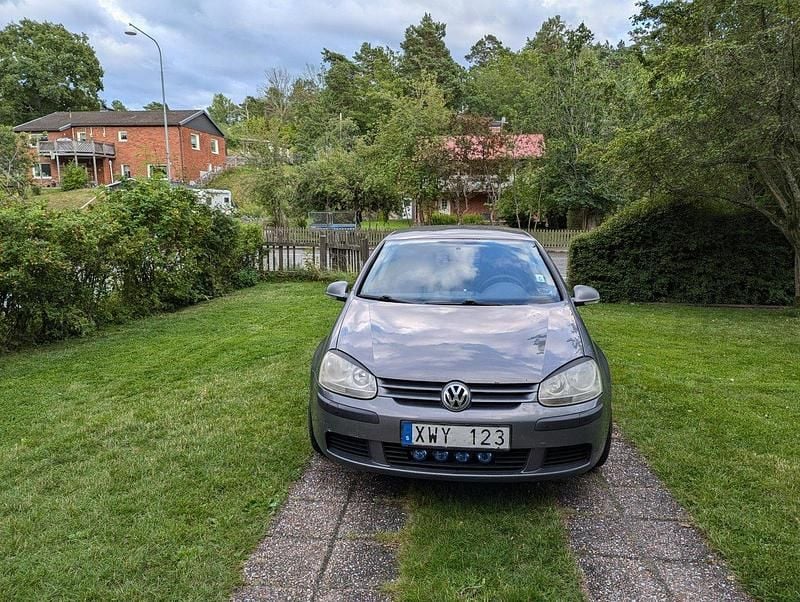 Grå Begagnad 2006 VW Golf V Trendline Halvkombi | 10 000 kr (Superpris) - Bild 1/4