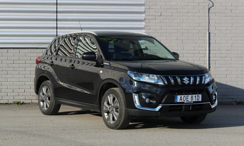 Svart Begagnad 2023 Suzuki Vitara SUV | 289 500 kr (Marknadspris) - Bild 1/4