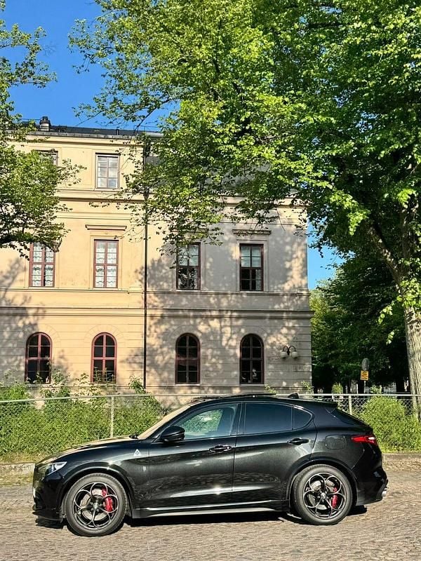 Begagnad 2019 Alfa Romeo Stelvio Quadrifoglio SUV | 559 000 kr (Lite dyr) - Bild 1/4