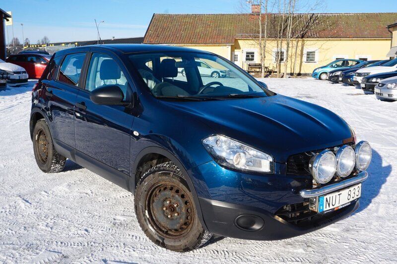 Mörkblå Begagnad 2012 Nissan Qashqai SUV | 69 900 kr (Marknadspris) - Bild 1/4