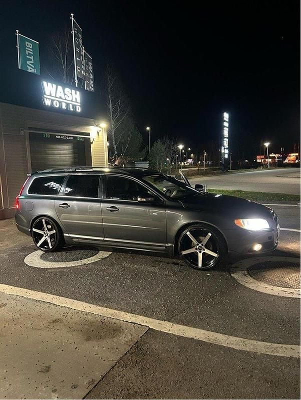 Grå Begagnad 2011 Volvo V70 Momentum Kombi | 45 000 kr (Marknadspris) - Bild 1/4