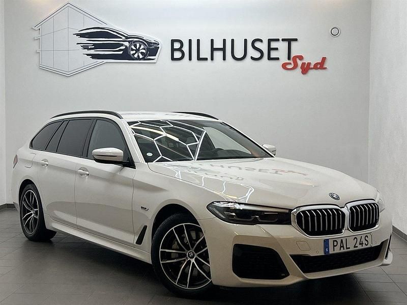 Vit Begagnad 2023 BMW 530e M Sport Kombi | 518 500 kr (Dyr) - Bild 1/4
