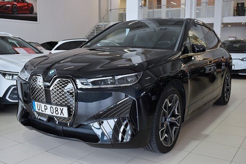 Svart Begagnad 2022 BMW iX Sport Line SUV | 519 000 kr (Marknadspris) - Bild 1/4
