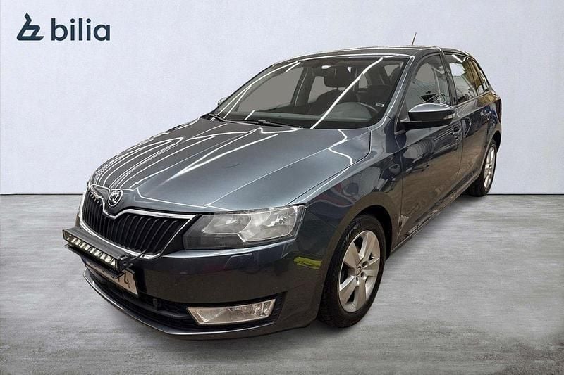 Grå (quartz grey metallic) Begagnad 2017 Skoda Rapid Style Halvkombi | 99 500 kr (Marknadspris) - Bild 1/4