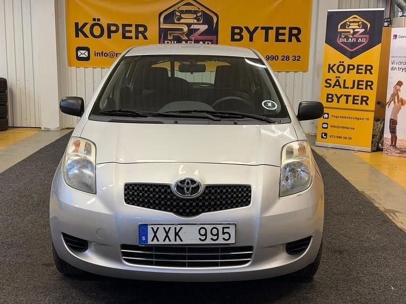 Silver Begagnad 2006 Toyota Yaris Halvkombi | 29 900 kr (Marknadspris) - Bild 1/4