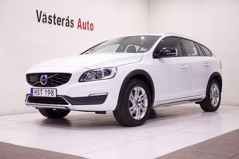 Begagnad Volvo V60 CC Momentum 190 HK (139 kW) 2016 Vit Kombi