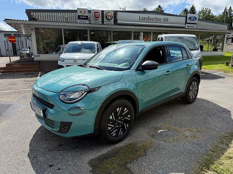 Blå (blå acqua azure) Ny 2025 Fiat 600 Lounge SUV | 309 900 kr (Marknadspris) - Bild 1/4