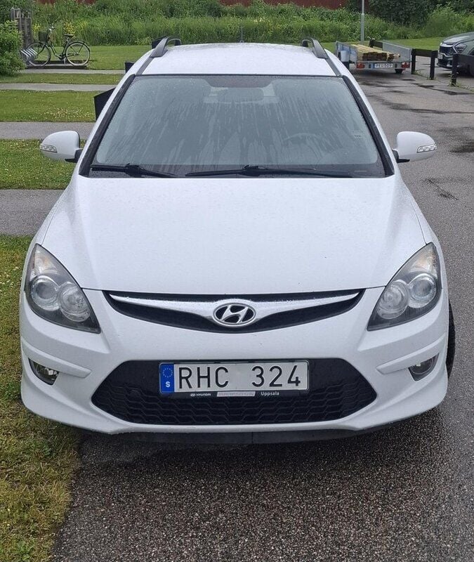 Vit Begagnad 2011 Hyundai i30 Kombi | 39 000 kr (Marknadspris) - Bild 1/4