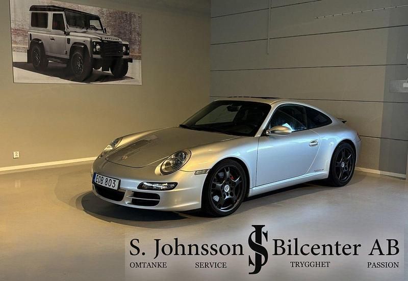 Ljusgrå (grå) Begagnad 2006 Porsche 911 Carrera S Sportkupé | 489 900 kr (Marknadspris) - Bild 1/4