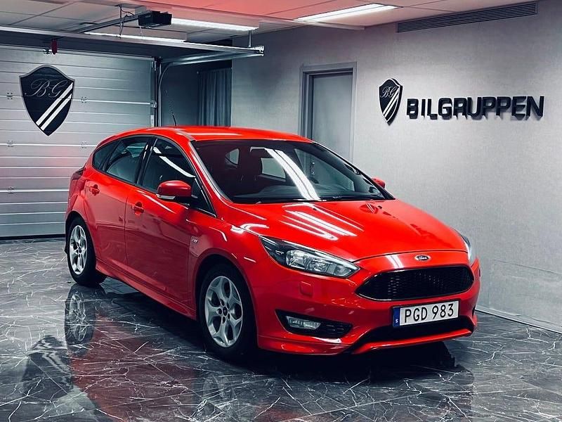 Röd Begagnad 2016 Ford Focus ST-Line Halvkombi | 89 900 kr (Lite dyr) - Bild 1/4