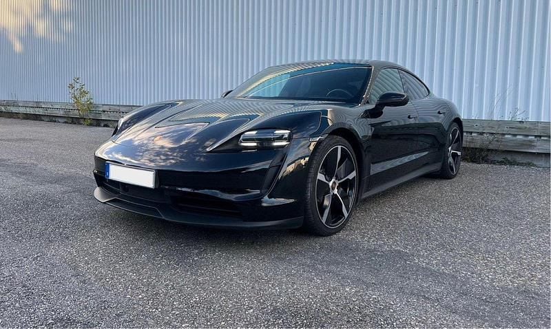 Svart Begagnad 2021 Porsche Taycan Sedan | 549 900 kr - Bild 1/4